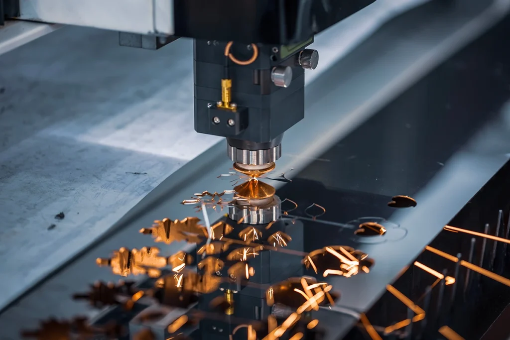 Primo piano di una macchina per il taglio laser CNC che lavora su una lastra di metallo, con scintille e riflessi visibili.