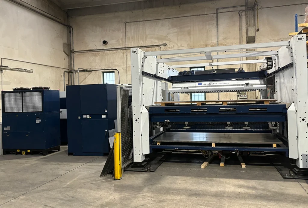 Grosso macchinario per il taglio laser professionale posto all'interno della ditta FDZ
